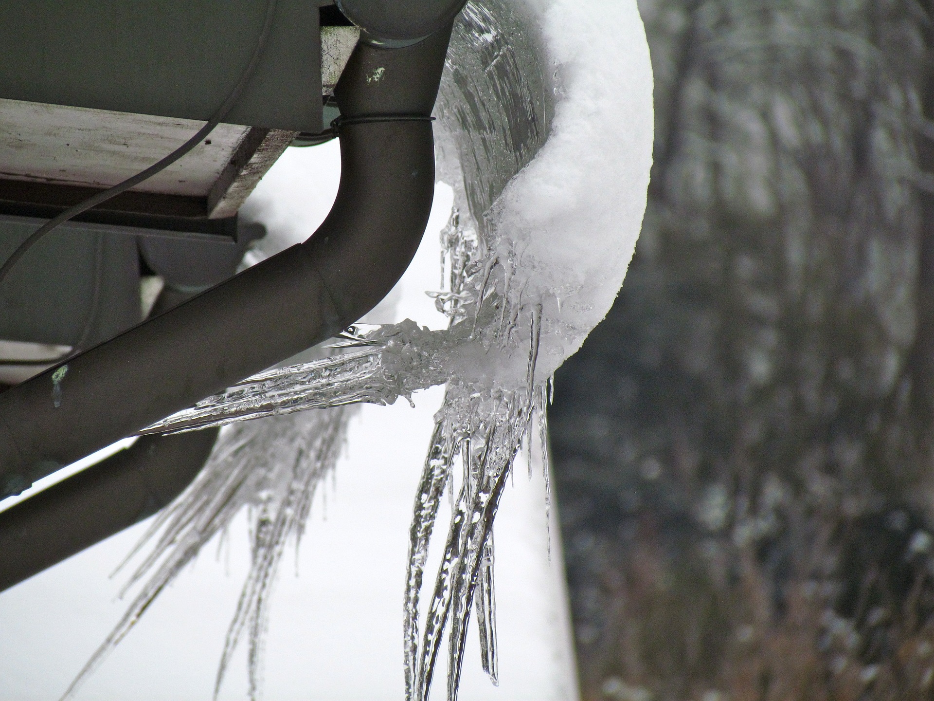 ice dam on roof and gutters